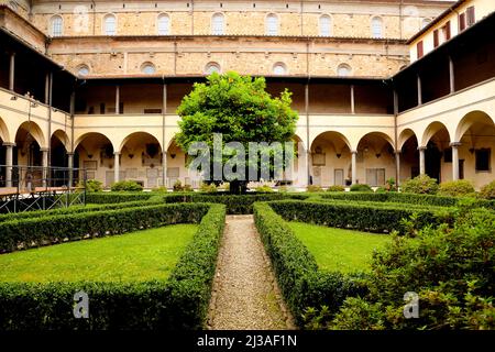 Die Canon Kreuzgang Bereich der Basilika von San Lorenzo in Florenz Italien Stockfoto