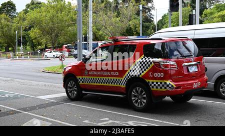 Rotes Fahrzeug der australischen Bundespolizei, ein Holden Trailblazer, auf der St. Kilda Rd, in der Nähe des Geschäftsviertels von Melbourne Stockfoto