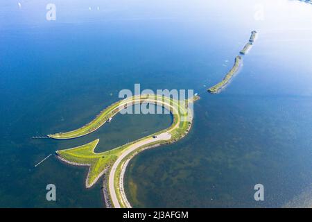 Luftaufnahme von Tulpeiland in Wolderwijd vor der Küste von Zeewolde, künstliche Halbinsel in Form einer Tulpe. Zeewolde, Flevoland, Niederlande. Stockfoto