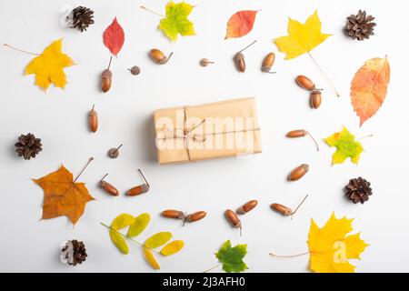 Herbstzusammensetzung. Geschenk, Herbstblätter, Zapfen von Weihnachtsbäumen, trockene Blüten, Eicheln aus Eiche. Draufsicht, flach liegend Stockfoto