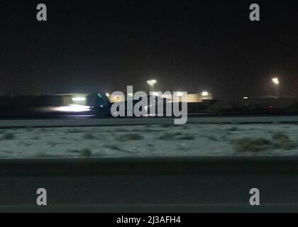 Ein F-22 Raptor hebt mit Nachbrenner während einer Nachtmission auf dem Al Dhafra Air Base, Vereinigte Arabische Emirate, 15. März 2022 ab. Die F-22s wurden Anfang des Monats im Auftrag des US-Verteidigungsministers in Abstimmung mit dem Kronprinzen von Abu Dhabi rasch zur Basis entsandt und schlossen sich einer Reihe von gemeinsamen, koalitionierten und alliierten Kampfkapazitäten und Partnerkampfkapazitäten an, die bereits in der Region stationiert waren. (USA Foto der Luftwaffe von Staff Sgt. Nichola Ross) Stockfoto