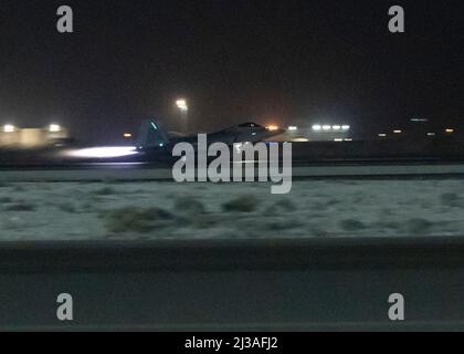 Ein F-22 Raptor hebt mit Nachbrenner während einer Nachtmission auf dem Al Dhafra Air Base, Vereinigte Arabische Emirate, 15. März 2022 ab. Die F-22s wurden Anfang des Monats im Auftrag des US-Verteidigungsministers in Abstimmung mit dem Kronprinzen von Abu Dhabi rasch zur Basis entsandt und schlossen sich einer Reihe von gemeinsamen, koalitionierten und alliierten Kampfkapazitäten und Partnerkampfkapazitäten an, die bereits in der Region stationiert waren. (USA Foto der Luftwaffe von Staff Sgt. Nichola Ross) Stockfoto