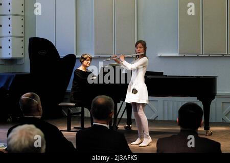 Berlin, Deutschland. 05. April 2022. Anastasia Solovieva aus der Ukraine spielt Flöte bei einem Benefizkonzert am Musikgymnasium Carl Philipp Emanuel Bach in Berlin, um das Kruschelnitska Lyzeum in Lviv, Ukraine, zu unterstützen. Elf besonders begabte Kinder aus der Ukraine gehen an der Berliner Musikhochschule zur Schule und können dort ihre Ausbildung fortsetzen. (An dpa-KORR ''mentale Stärke': Ukrainer lernen an deutschen Musikhochschulen') Quelle: Carsten Koall/dpa/Alamy Live News Stockfoto