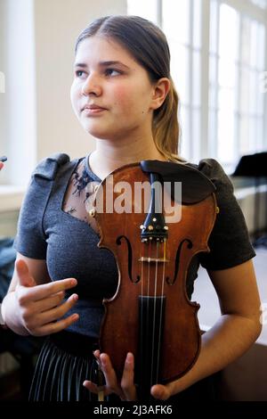 Berlin, Deutschland. 05. April 2022. Yaroslava aus der Ukraine hält ihre Violine am Musikgymnasium Carl Philipp Emanuel Bach in Berlin, bevor sie ein Benefizkonzert zur Unterstützung des Kruschelnitska Lyceum in Lviv, Ukraine, veranstaltet. Elf besonders begabte Kinder aus der Ukraine gehen an der Berliner Musikhochschule zur Schule und können dort ihre Ausbildung fortsetzen. (An dpa-KORR ''mentale Stärke': Ukrainer lernen an deutschen Musikhochschulen') Quelle: Carsten Koall/dpa/Alamy Live News Stockfoto