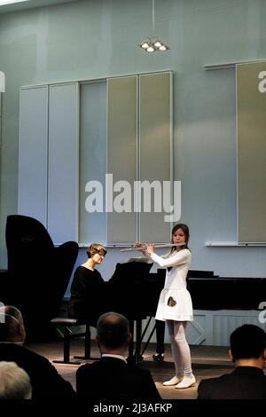 Berlin, Deutschland. 05. April 2022. Anastasia Solovieva aus der Ukraine spielt Flöte bei einem Benefizkonzert am Musikgymnasium Carl Philipp Emanuel Bach in Berlin, um das Kruschelnitska Lyzeum in Lviv, Ukraine, zu unterstützen. Elf besonders begabte Kinder aus der Ukraine gehen an der Berliner Musikhochschule zur Schule und können dort ihre Ausbildung fortsetzen. (An dpa-KORR ''mentale Stärke': Ukrainer lernen an deutschen Musikhochschulen') Quelle: Carsten Koall/dpa/Alamy Live News Stockfoto