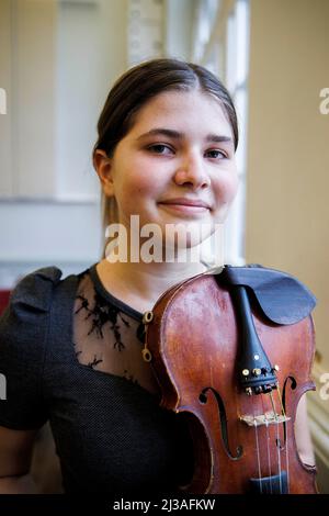 Berlin, Deutschland. 05. April 2022. Yaroslava Stepanenko aus der Ukraine hält ihre Violine an der Carl Philipp Emanuel Bach Musikhochschule in Berlin, bevor sie ein Benefizkonzert zur Unterstützung des Kruschelnitska Lyzeums in Lviv, Ukraine, veranstaltet. Elf besonders begabte Kinder aus der Ukraine gehen an der Berliner Musikhochschule zur Schule und können dort ihre Ausbildung fortsetzen. (An dpa-KORR ''mentale Stärke': Ukrainer lernen an deutschen Musikhochschulen') Quelle: Carsten Koall/dpa/Alamy Live News Stockfoto