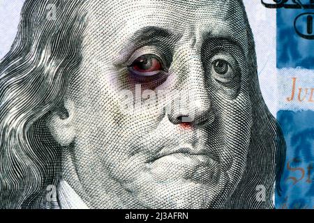 Benjamin Franklin auf einer 100-US-Rechnung mit einem schwarzen Auge. Das Konzept der Wirtschaftskrise in den Vereinigten Staaten. Inflation Dollar. Ablehnung der Internierung Stockfoto