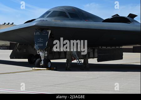 Die dem Maintenance Squadron von 509. zugewiesenen Crewchefs bereiten auf der Whiteman Air Force Base, Missouri, am 4. April 2022 einen Stealth-Bomber der B-2 Spirit für einen Auftanken in einer heißen Grube vor. Exercise Agile Tiger fördert Widerstandsfähigkeit, Innovation, Wettbewerbsfähigkeit und Prozessverbesserung – alle Talente, die erforderlich sind, um die komplexen Herausforderungen von heute anzugehen. (US Air Force Foto von Senior Airman Christina Carter) Stockfoto