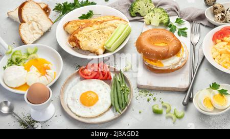 Verschiedene Möglichkeiten, Hühnereier auf hellem Hintergrund zu kochen. Frühstücksangebot. Stockfoto