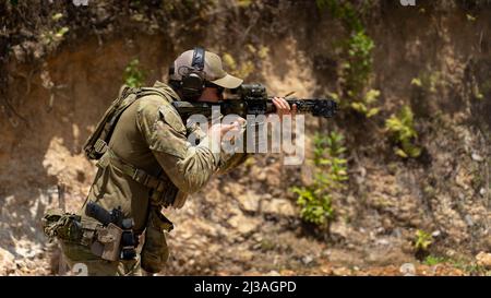 Ein australischer Operator mit 2. Commando Regiment, Special Operations Command nimmt an einem Live-Feuer-Bereich während des BalIkitan 22 in El Nido, Palawan, Philippinen, 30. März 2022 Teil. Balikatan ist eine jährliche Übung zwischen den Streitkräften der Philippinen und dem US-Militär, die darauf ausgerichtet ist, bilaterale Interoperabilität, Fähigkeiten, Vertrauen und Zusammenarbeit zu stärken, die auf jahrzehntelangen gemeinsamen Erfahrungen aufgebaut wurden. Balikatan, Tagalog für „von der Schulter zur Schulter“ ist eine langjährige bilaterale Übung zwischen den Philippinen und den Vereinigten Staaten, die die tief verwurzelte Partnerschaft zwischen beiden Ländern unterstreicht. B Stockfoto