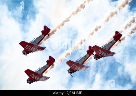 Das AeroShell Aerobatic Team tritt während der Shaw Air & Space Expo auf der Shaw Air Force Base, South Carolina, am 2. April 2022 auf. Die Shaw Air & Space Expo zeigte 12 Luftaufnahmen und 10 statische Ausstellungsflugzeuge sowie weitere Attraktionen und Ausstellungen, die mehr als 55.000 Gäste anlockten. (USA Luftwaffe Foto von Senior Airman Madeline Herzog) Stockfoto