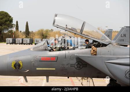 Ein Pilot der US-Luftwaffe und ein Waffensystemoffizier des 48. Fighter Wing, Royal Air Force Lakenheath, England, bereitet sich darauf vor, am 6. April 2022 einen F-15E Strike Eagle auf der Andravida Air Base, Griechenland, zu verlassen. Das Kampfgeschwader 492., das dem Kampfflügel 48. zugewiesen wurde, nahm an INIOCHOS 22 Teil, einer von der hellenischen Luftwaffe geleiteten Übung, die die Interoperabilität und die Fähigkeiten der verbündeten und Partner-Kräfte bei der Durchführung gemeinsamer Operationen und der Luftverteidigung verbessern sollte. (USA Foto der Luftwaffe von Staff Sgt. Malissa Lott) Stockfoto