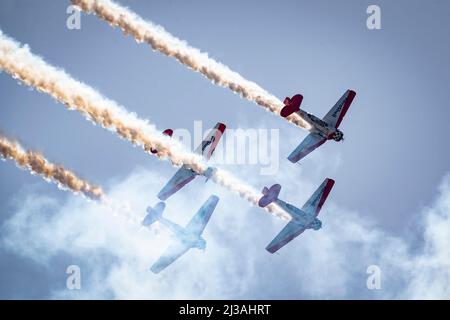 Das AeroShell Aerobatic Team tritt während der Shaw Air & Space Expo auf der Shaw Air Force Base, South Carolina, am 3. April 2022 auf. Die Shaw Air & Space Expo zeigte 12 Luftaufnahmen und 10 statische Ausstellungsflugzeuge sowie weitere Attraktionen und Ausstellungen, die mehr als 55.000 Gäste anlockten. (USA Luftwaffe Foto von Senior Airman Madeline Herzog) Stockfoto