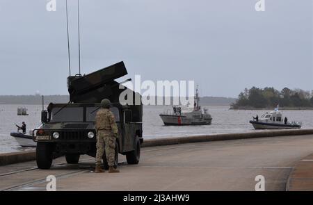 Land- und Seeelemente nahmen an der Hafenverteidigungsdemonstration im März auf dem Cape Fear River in der Nähe von Wilmington, NC, Teil. Hier haben die US-Küstenwache, die Harbour Patrol-Schiffe und das 263. Army Air & Missile Defense Command (AAMDC) ihre Bemühungen in der Multi-Domain-Operation kombiniert, zu der auch sechs F-15 Eagles, ein KC-135 Stratotanker und ein E-3 Sentry gehörten. Stockfoto