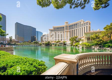 Las Vegas, Nevada, USA - 1. Oktober 2021 Las Vegas Bellagio Hotel und Caesars Palace und Springbrunnen an einem hellen, sonnigen Tag Stockfoto