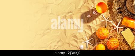 Konzept des Sandstrandes, Draufsicht, Banner. Sandhintergrund mit Platz für Text, flach liegend. Urlaubskonzept mit Zubehör und Obst Stockfoto