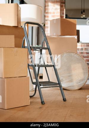 Eine leere Leinwand. Aufnahme von Kisten in einem Raum zu Hause. Stockfoto