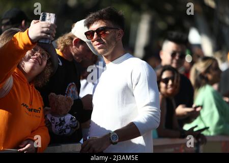 Albert Park, Melbourne, Victoria, Australien. 07. April 2022. FIA Formel 1 Weltmeisterschaft 2022 - Formel 1 Rolex Australian Grand Prix - Pierre Gasly (Frankreich) Racing for Scuderia AlphaTauri posiert für Fotos und signiert Autogramme für Fans auf Melbourne Walk-Bildquelle: brett keating/Alamy Live News Stockfoto