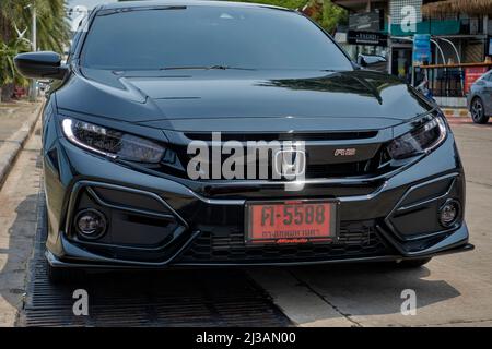 Honda Civic RS in Schwarz mit roten Nummernschildern, die ein neues Fahrzeug nach thailändischem Recht kennzeichnen. Thailand Südostasien Stockfoto