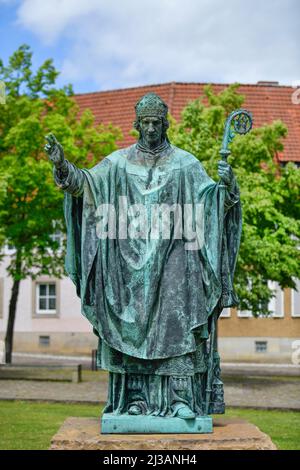 Bronzestatue des Bischofs Bernward von Hildesheim, Domhof, Hildesheim, Niedersachsen, Deutschland Stockfoto