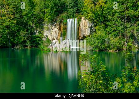 Lange Exposition von Wasserfällen des Proscansko-Sees oder Proscansko Jezero. Im Nationalpark Plitvicer Seen von Kroatien. Naturpark mit Seen und Stockfoto