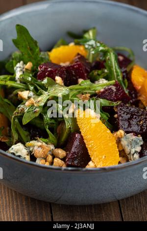 Gesunder Rüsselsalat mit Orangen und Walnüssen Stockfoto