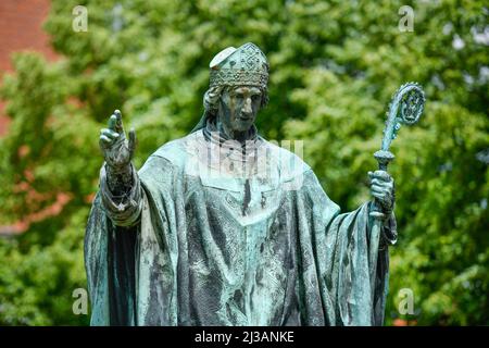 Bronzestatue des Bischofs Bernward von Hildesheim, Domhof, Hildesheim, Niedersachsen, Deutschland Stockfoto