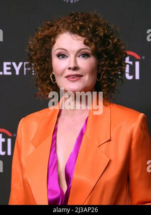 Hollywood, California, USA 6.. April 2022 die Schauspielerin Rebecca Wisocky besucht am 39. 6. April 2022 das jährliche Paleyfest „Ghosts“ des Paley Center for Media im Dolby Theater in Hollywood, Kalifornien, USA. Foto von Barry King/Alamy Live News Stockfoto