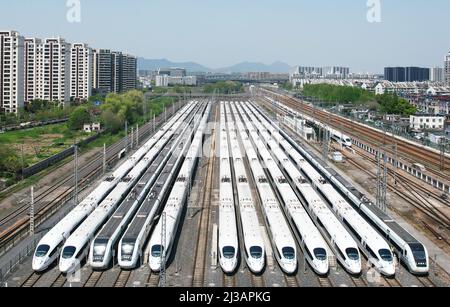 HANGZHOU, CHINA - 7. APRIL 2022 - eine Luftaufnahme von Hochgeschwindigkeitszügen, die an einem Bullet-Bahnhof in Hangzhou, der ostchinesischen Provinz Zhejiang, AP, geparkt sind Stockfoto