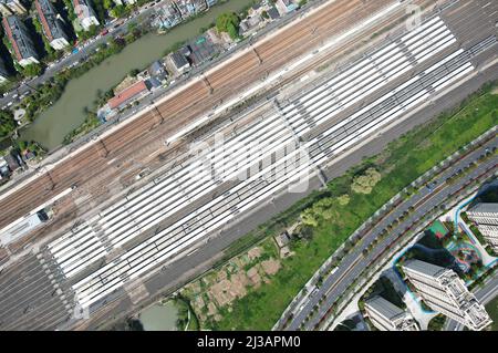 HANGZHOU, CHINA - 7. APRIL 2022 - eine Luftaufnahme von Hochgeschwindigkeitszügen, die an einem Bullet-Bahnhof in Hangzhou, der ostchinesischen Provinz Zhejiang, AP, geparkt sind Stockfoto