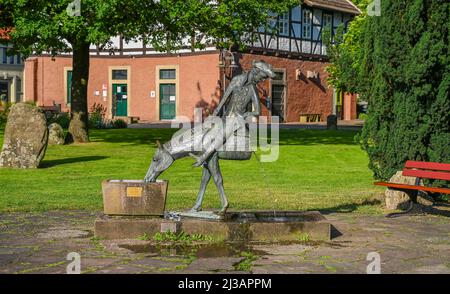 Münchhausener Brunnen, das halbe Pferd, Baron von Münchhausen, Münchhausenstadt Bodenwerder, Niedersachsen, Deutschland Stockfoto