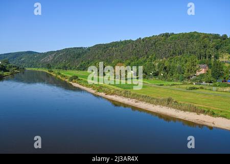 Weser, Flusslauf bei Münchhausenstadt Bodenwerder, Niedersachsen, Deutschland Stockfoto