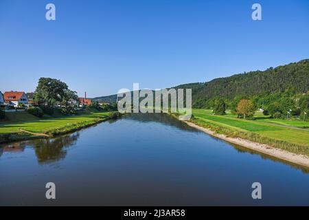 Weser, Flusslauf bei Münchhausenstadt Bodenwerder, Niedersachsen, Deutschland Stockfoto