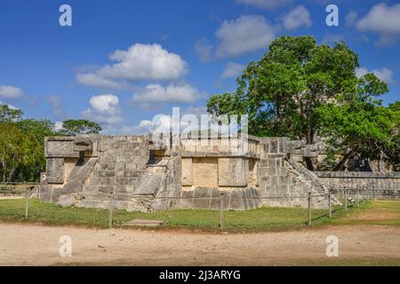 Plattform der Adler und Jaguare Plataforma de Aguilas y Jaguares, Chichen Itza, Yucatan, Mexiko Stockfoto