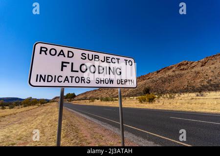 Hochwasserwarnschild an der australischen Outback-Straße Stockfoto