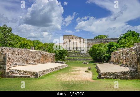 Ballplatz (Juego de Pelota), hinten der Gouverneurspalast (Palacio del Gobernador), Ruinen, Uxmal, Yucatan, Mexiko Stockfoto