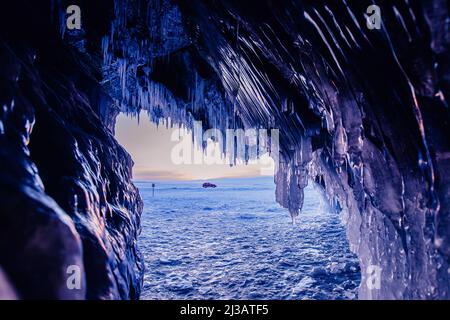 Blaue Eishöhle oder Grotte am Wintersee Baikal. Schöne Winterlandschaft mit langen Eiszapfen. Stockfoto
