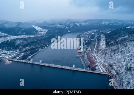 Luftaufnahme von oben Wasserkraftdamm, Wasserabfluss durch Schleusen. Stockfoto