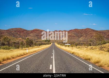 Die Outback-Straße führt in Richtung Berg Stockfoto