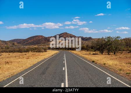 Die Outback-Straße führt in Richtung Berg Stockfoto