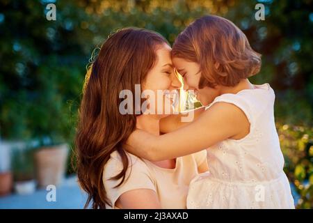 Ihr Lächeln zu sehen, lässt mich auch lächeln. Eine kurze Aufnahme von Mutter und Tochter, die viel Zeit miteinander verbringen. Stockfoto