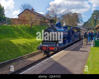 Caledonian Railway Class 812 0-6-0 No 828 am Bahnhof Groombridge auf der Spa Valley Railway Stockfoto