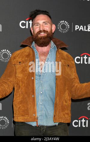 LOS ANGELES - APR 6: Devan Chandler Long beim PaleyFest 2022 - Ghosts