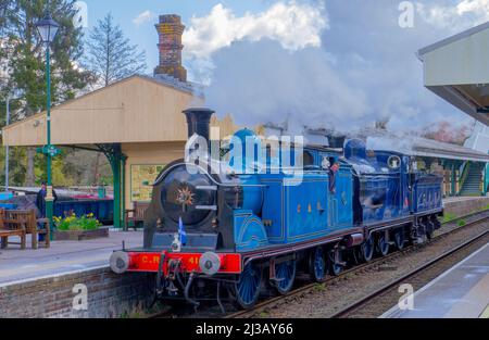 Caledonian Railway Class 439 0-4-4T No 419 und Class 812 0-6-0 No 828 an der Eridge Station auf der Spa Valley Railway. Stockfoto