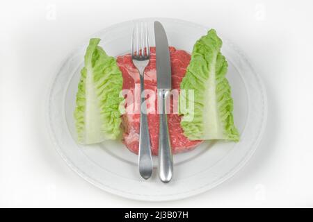 Romainensalat, Rindersteak, Teller, ausgeschnitten, Studioaufnahme Stockfoto