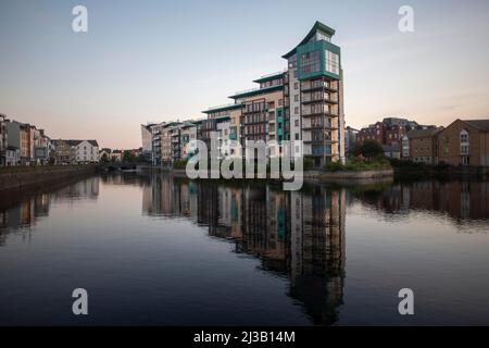 Sligo Stadtwohnungen am Fluss Garavogue in der Nähe des Wild Atlantic Way Sligo, Irland Stockfoto