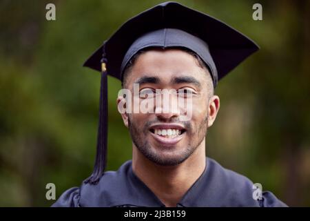 Gehen Sie selbstbewusst in die Richtung Ihrer Träume. Porträt eines jungen Mannes, der am Abschlusstag glücklich aussieht. Stockfoto