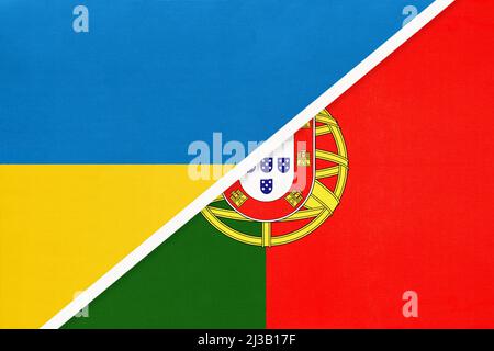 Ukraine und Portugal, Symbol des Landes. Ukrainische und portugiesische Nationalflaggen. Beziehungen und Partnerschaft zwischen zwei Ländern. Stockfoto