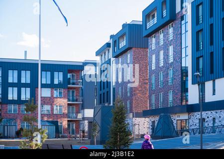 Modernes Wohngebäude. UUS-Veerenni Immobilienentwicklung durch MERKO. Neuer Gebäudekomplex in Europa. Stockfoto