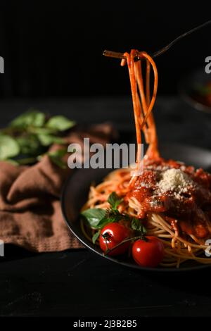 Nahaufnahme, Gabel mit hausgemachten italienischen Tomaten Spaghetti Pasta. Leckeres italienisches Essen-Konzept. Stockfoto